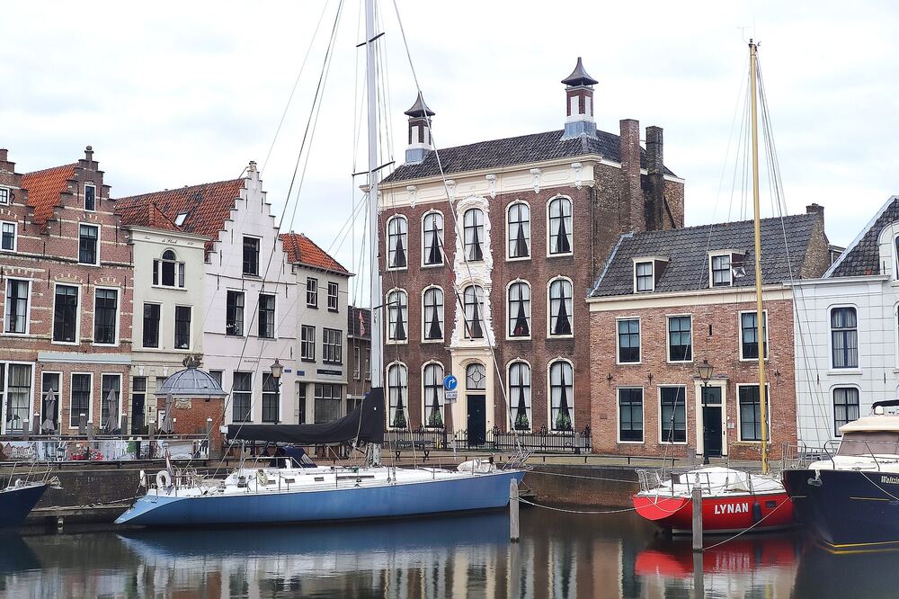 De historische stadshaven van Goes met gevelhuizen en aangemeerde boten